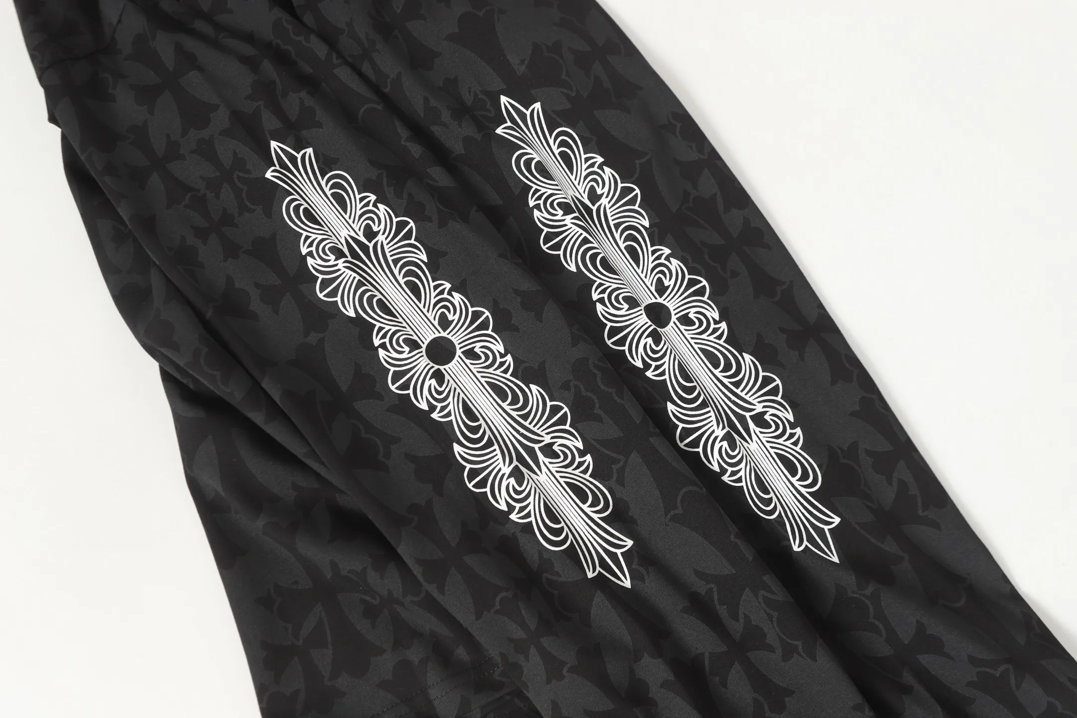 P170 Cross-border quantity model. If you pursue quality, please do not place an order. -Chrome Hearts/Chrome Hearts Dark Pattern Cross✝️Sanskrit printed popular long-sleeved T-shirt -High weight, high density and high quality. The wool is soft, delicate and skin-friendly. It feels soft and silky. It has excellent warmth and skin-friendly properties.